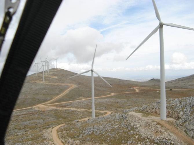 vorsichtiges Aufsoaren vor den Windrädern; zum Grössenvergleich: beim 2. Windrad steht ein Auto unten dran; Okt.2012; T.Uhlmann
