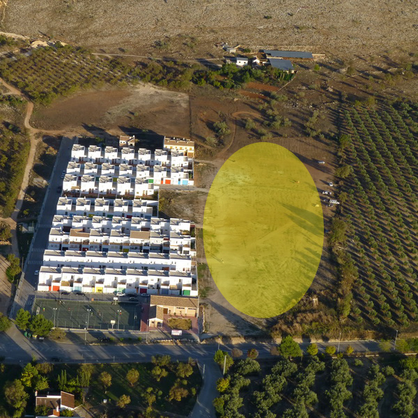 LZ (Venta del Rayo): grösser geht's fast nimmer  ;-)
Windsäcke stehen auf der Südseite -rechte Seite im Bild.