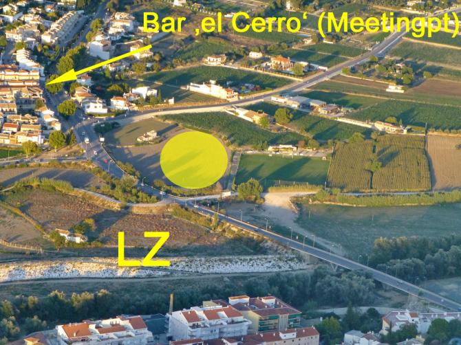 LZ in Loja. Das nebenliegende Fussballfeld ist umzäunt und abgeschlossen...