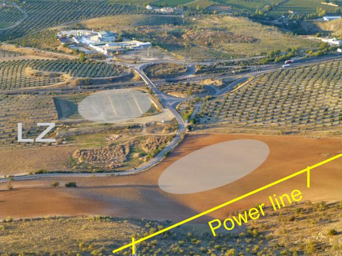 LZ bei der Autobahn: es kann auf beiden Feldern gelandet werden (sofern abgeerntet). Man beachte die Hochspannung!