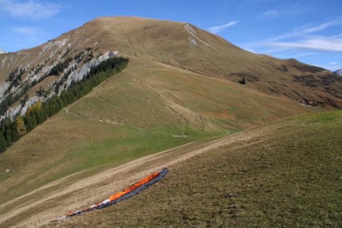 Der komfortable Startplatz Eggli mit dem Verbindungsgrat zum nahen Sassauna-Gipfel auf 2308 Metern ü.M.!