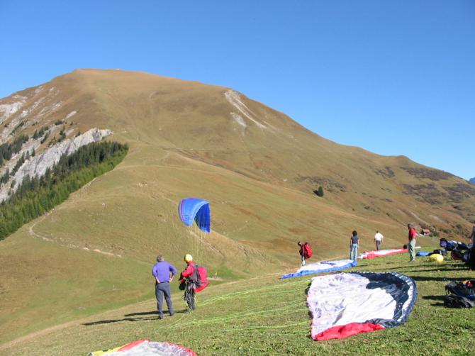 Nord - Startplatz ( Nach dem Start sofort links über die Krete fliegen, da der Wald unter dem Startplatz bereits in der Wildschutzzone liegt !! )