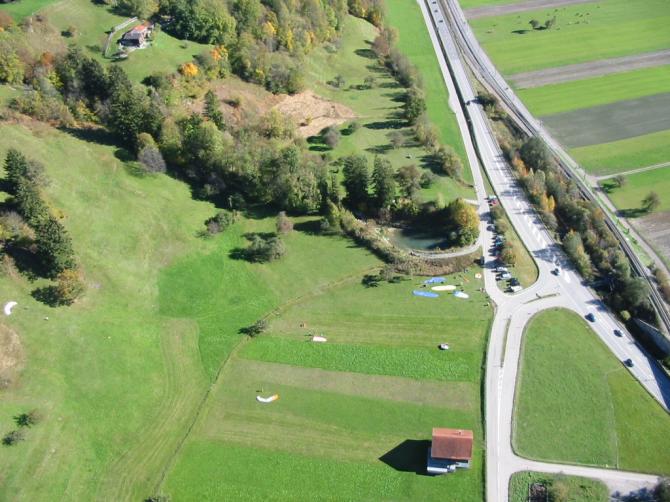 Landeplatz der Schulen. Bei mehr Wind kann auf den Feldern in der Talmitte gelandet werden ( Auf dem Foto rechts der Bahnlinie )
Auf Vegetationsstand achten !!