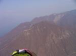Paragliding Fluggebiet Europa » Italien » Lombardei,Sasso del Ferro - Monte Nudo,Sasso del Fero, Blick Nord. Am Östlichen Rand der Flanke sieht man die Bergstation der "Eimerbahn". Am Rechten Rand des Bildes sieht man noch die Flanke des M. Nudo.