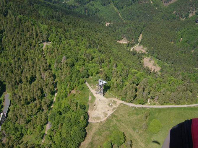 Der 1284m hohe Schauinslandgipfel aus 1500m Höhe.20.05.2007