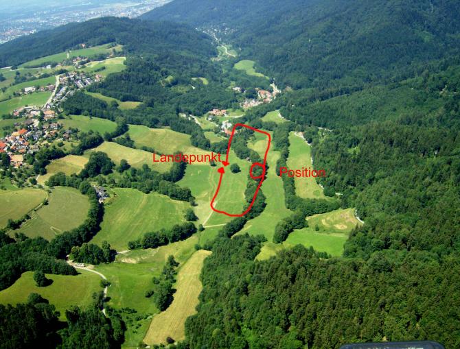 Unsere Landewiese am Schauinsland.Bei normalem Talwind(Nord) wird die unten gezeigte Volte geflogen,bei Bergwind(oder Süd)die oben gezeigte.Hierbei besonders auf Abstand zur Seilbahn,zur Hochspannungsleitung und zu den hohen Bäumen achten.Der Windsack befindet links von den beiden Bäumen am Landepunkt.