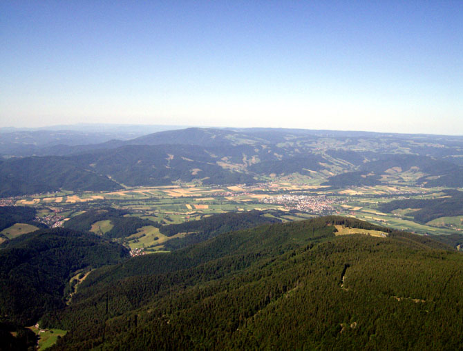 Flug über dem Schauinsland-Blick ins Dreisamtal Richtung Kirchzarten,im Hintergrund der Kandel.