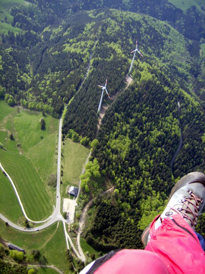 Links die Holzschlägermatte - die einzige Aussenlandemöglichkeit vor dem offiziellen Landeplatz.Wenn man den Parkplatz tiefer als Höhe der Rotorköpfe der Windräder passiert wäre eine sichere Landung auf der Holzschägermatte die bessere Alternative!