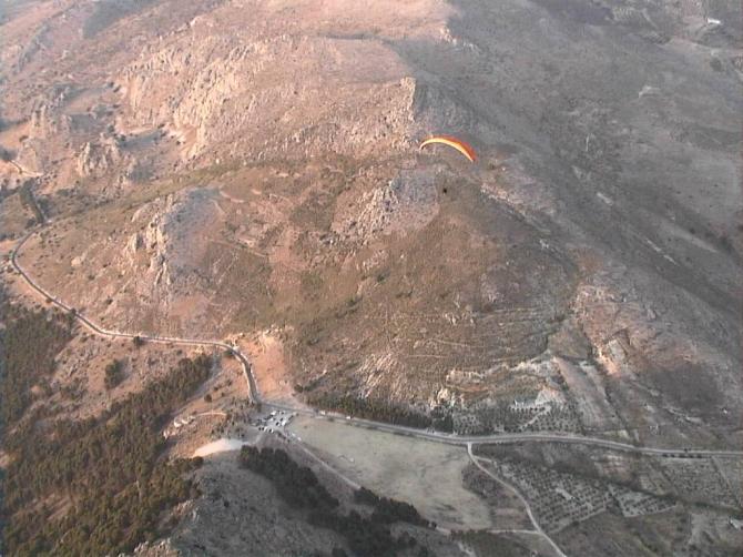 gut angelegter und gepflegter Startplatz und hinter dem Startplatz ist eine Große Schafweide zum Landen. Achtung 
Stromleitung !!
