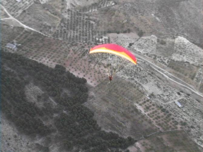 Flug über die Sierra Magina.Man sollte oben Toplanden den im Tal erwarten dich Olivebäume und Gestrüp ohne Ende.