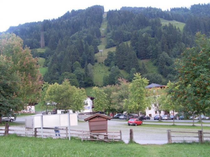 Der kleine Landeplatz ist nicht einfach, aber gleich neben der Talstation.