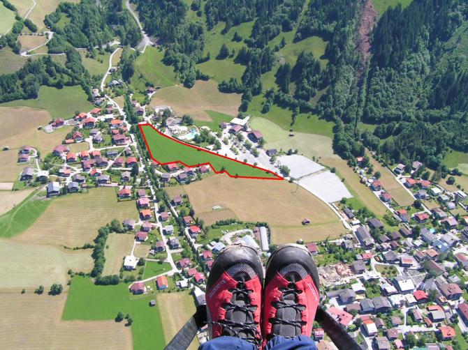 Der nicht ganz einfache Landeplatz neben dem Schwimmbad.