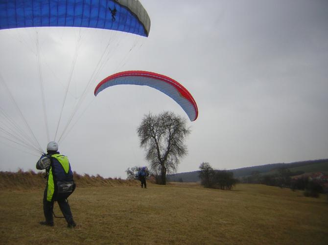 Auf dem Bild ist die Wiese zu sehen, die zwar unterhalb des eigentlichen Startplatzes liegt, aber im Winter problemlos genutzt werden kann, da sie dem sleben Bauern gehört. Nur bei höherem Bewuchs sollte sie gemieden werden.
Aufgenommen am 26.02.2006