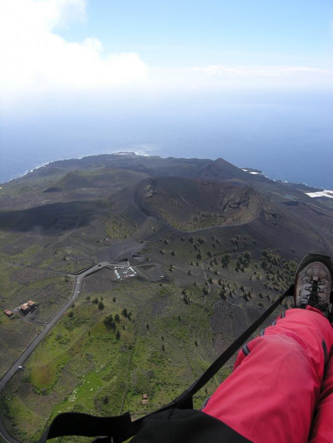 Der Vulkan an der Südspitze der Insel. Gut sichtbar das Besucherzentrum.