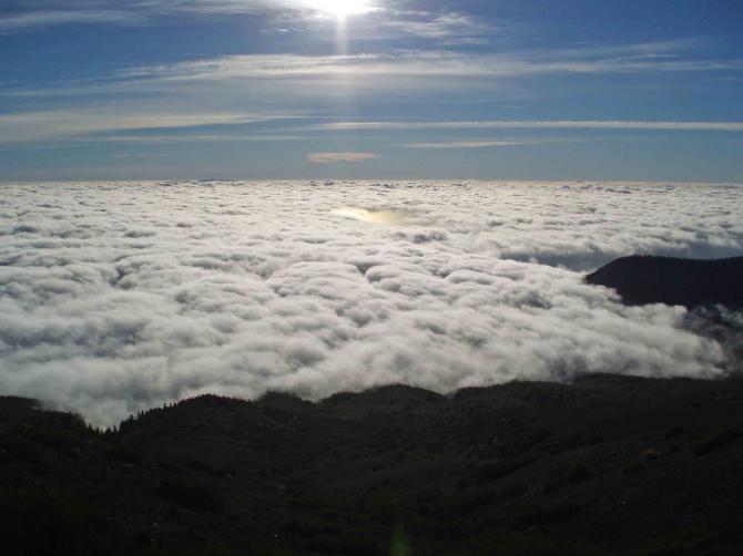 Reicht die Öffnung in der Wolkendecke?
Aufgenommen am Startplatz Izana in Richtung Guimar- Strand. Rechts ist die Hügelkette zu erkennen, der man bei O, SO Wind besser nicht zu nahe kommt! Das Lee der Hügelkette ist bekannt für sehr startke Abwinde! Der Flug führt über Guimar -Rosas, dem bevorzugten Landeplatz, wenn das Meer weisse Schaumkronen zeigt.