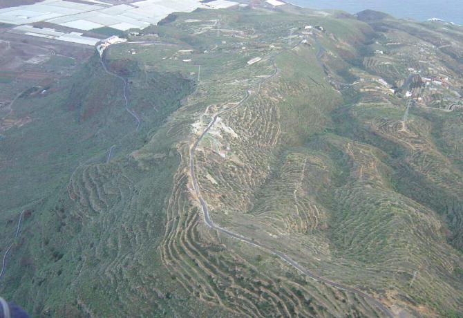 Das Fluggebiet Guimar.
Übersicht von oben. Start nach OSTEN
= nach LINKS im Bild raus !!
Nov.2004