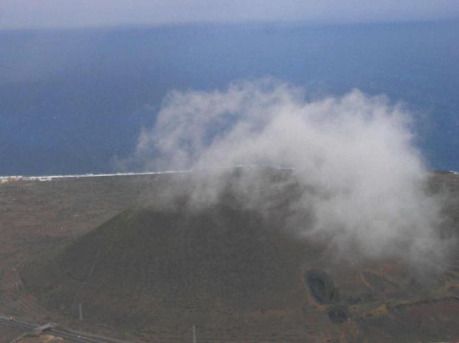 ... "Über" dem Vulkan von Guimar...
Schaut es nicht so aus als ob er noch raucht ?? 
Nov. 2004