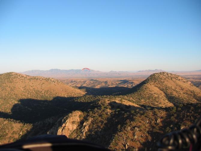 Abendflug über Box Canyon. fotographiert nach Osten. Im Hintergrund rechts sind die Mustang Mountains zu sehen...