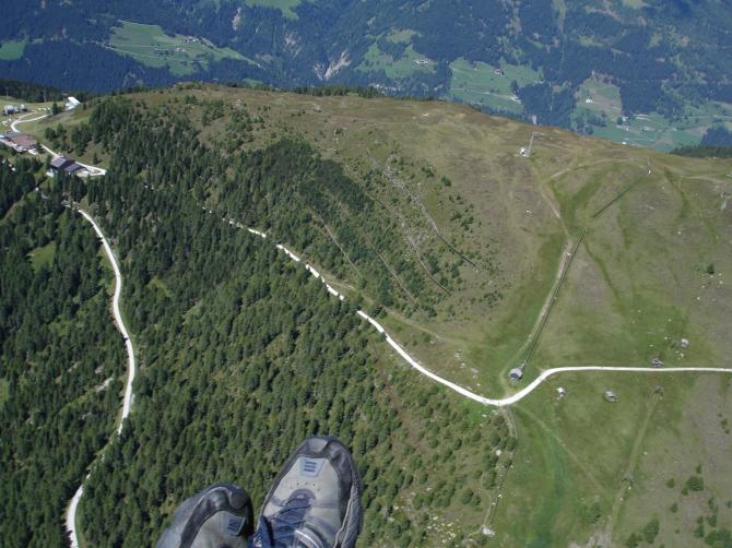 Südstartplatz ungefähr da wo der Weg einen Knick macht; unser Startplatz West, oben links vom Mast (da wo ein weisser GS als kleiner Fleck zu sehen ist); August 2006