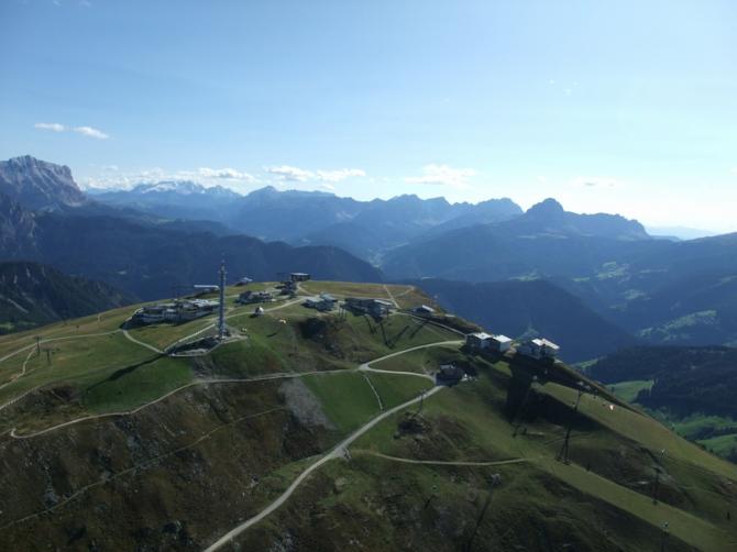06.09.09 über dem Startplatz Kronplatz. Im Hintergrund schneebedeckte Marmolata.