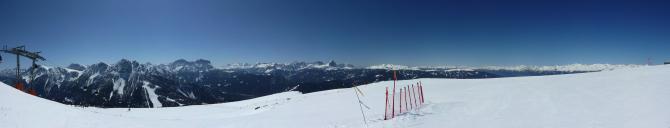 270°Panorama vom Südstart am Kronplatz, gerade gegenüber ist der Piz da Peres zu sehen(oberhalb der Pistenschneise). Landemöglichkeit am Fuße dieser Piste. Dort befindet sich ein weiterer Sessel-Lift. Auf der linken Seite des Liftes befindet sich eine Skipiste, die rechte Seite kann komplett zum Landen genützt werden. Wenn man nach St.Vigil runter fliegt und dort landet muss man eine recht lange Auffahrt mit der Bahn in Kauf nehmen(falls man nochmals hoch will). Insgesamt unproblematisch. Ab Februar oft schon Thermik.

Aufgenommen am 07.04.2010