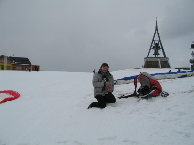 Kronplatz "Gipfel":
Startmöglichkeit nach fast allen Seiten:
Da auslegen , wo der Wind anstehT.
April 06
Start im Schneegestöber,in Talmitte gings hoch !!