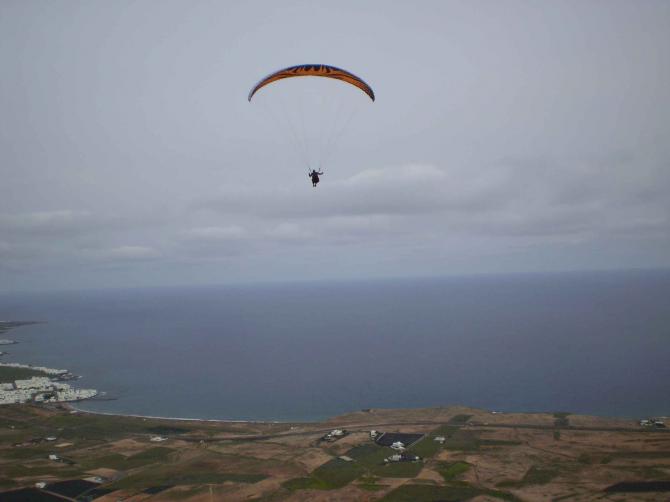 ...links unten kurz vor Arrieta landen die Drachen direkt am Strand - zum Landebier und tauschen erlebtes aus...20.2.08