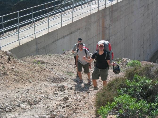 Der aufstieg vom parkplatz ueber die staumauer die kein wasser mehr staut...