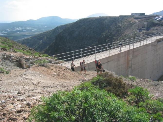 So sieht der Aufstieg richtig aus. Hinten rechts ist der Parkplatz fuer den Startplatz.