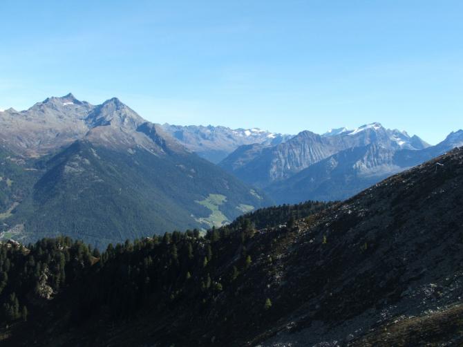 grandiose Kulisse...die kleinen Wiesen in der Bildmitte ist der Startplatz Ahornach