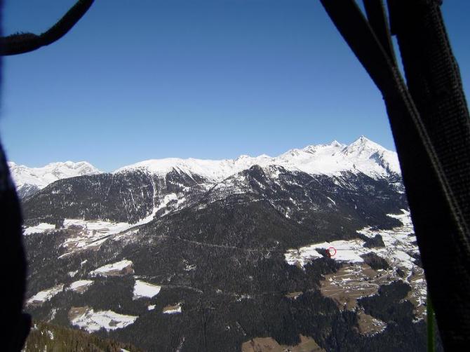 Flug vom Sonnklar (Speikboden) nach Taufers mit Blick auf den Startplatz von Ahornach (Januar 09)