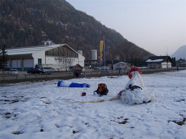 Landeplatz an der Straße zwischen Kematen und Sand in Taufers.
In der Sporthalle vis-a-vis kann die Startgebühr (3 EUR/Tag im März 2006) bezahlt werden.