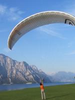 Paragliding Fluggebiet Europa » Italien » Venetien,Monte Baldo,Der starke Talwind: des einen Freud des anderen Leid. Man sollte sich auf keinen Fall davon überraschen lassen, notfalls weiter oben bei der Mittelstation landen (verschiedene Wiesen)