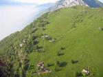 Paragliding Fluggebiet Europa » Italien » Venetien,Monte Baldo,Gleich unter dem Startplatz, Kollege Friedl in seinem Element