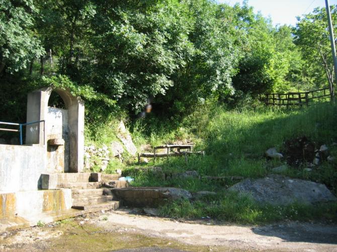 Aufgang zum oberen Startplatz. Hinter der Kirche Straße ca. 1 Km bis zur Quelle / Tiertränke. Zu laufen ca. 10 Minuten, guter befestigter Weg