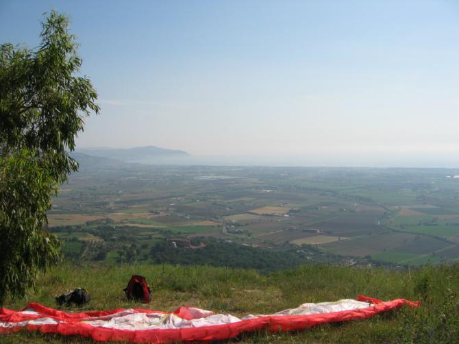 Oberer Start. Evtl. müssen ein paar Disteln vor dem Start zurückgeschnitten werden. Links am Berg "wohnen" Greifvögel die gerne mit den Gleitschirmfliegern soren.