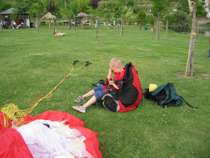 Rechter "Familienlandeplatz"
 Auf die Leitungen und Bäume achten. Hier landen eigentlich nur die "coolen Cracks"