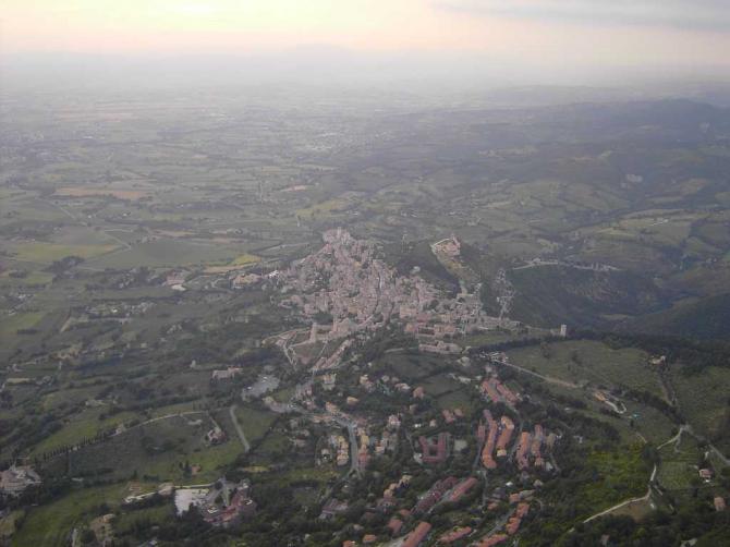 Abendflug über Assisi