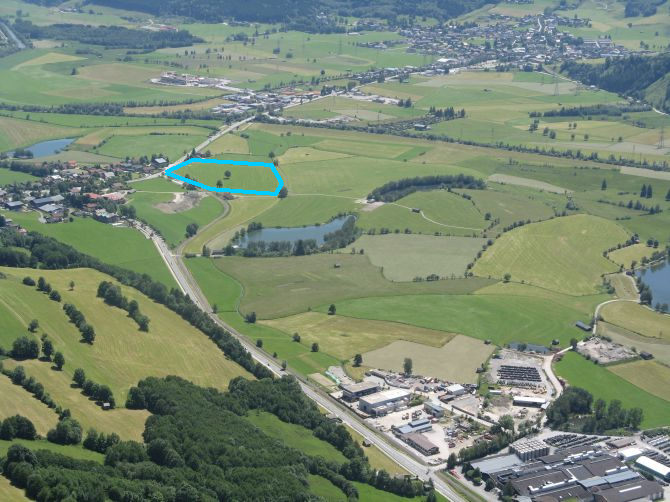 Blau: Landezone Fürth-Kaprun (nahe Zell am See) von Nordwesten angeflogen.

Der Landeplatz liegt unmittelbar an der Bahnstation
