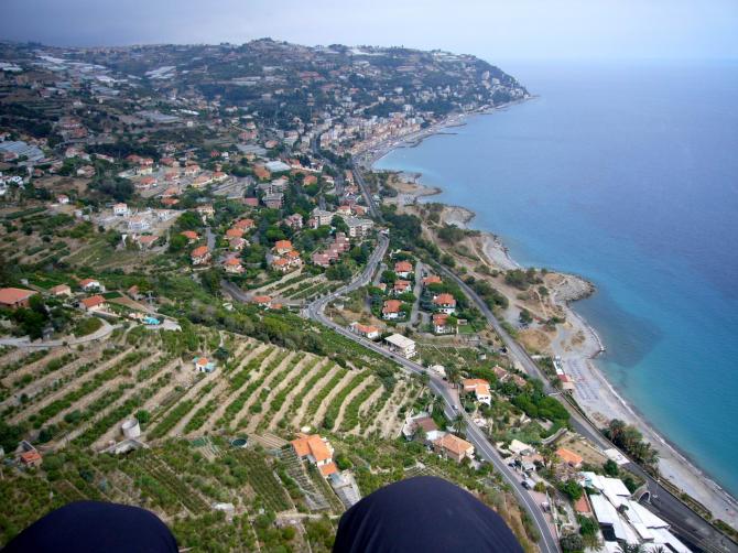 Fliegen über der Bucht von Ospedaletti