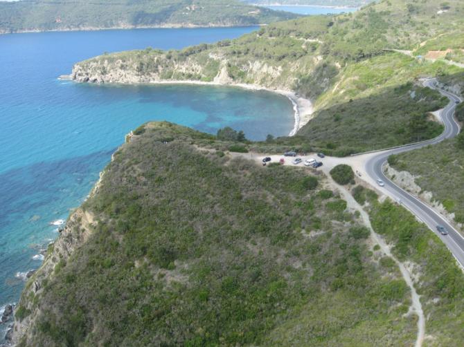 Pfingstferien 2012 
An Pfingsten durchaus empfehlenswert. Der Strand ist noch relativ frei. Soaren wie die Möwen... das hat schon was!
Im Bild der Parkplatz mit dem Fußweg zum Startplatz