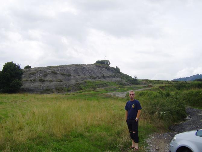 Landeplatz mit Felsbrocken und Windsack (Markierung) im Hintergrund.