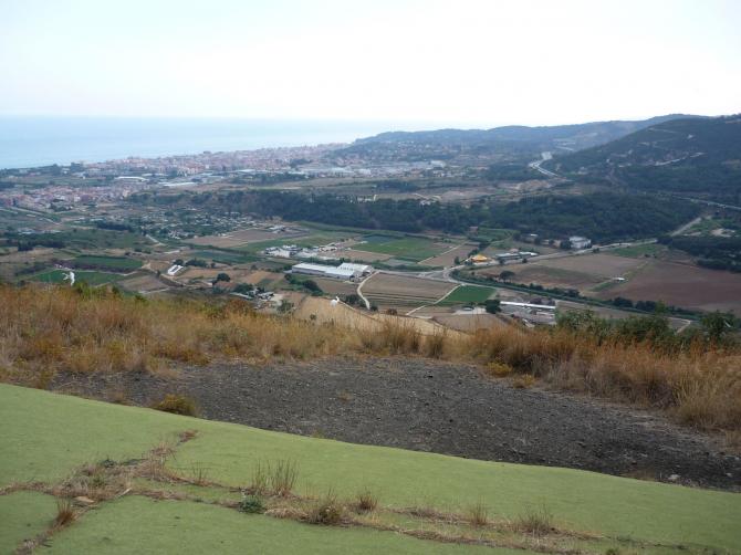 Startplatz mit Blick auf den Landeplatz (dreieckiger, frisch gemähter Acker direkt vor dem Hang)