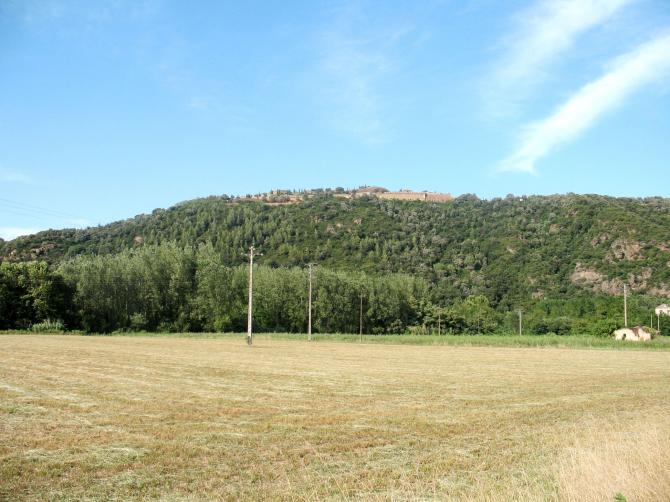 Landeplatz mit Berg, Kastell und Startplatz im Hintergrund