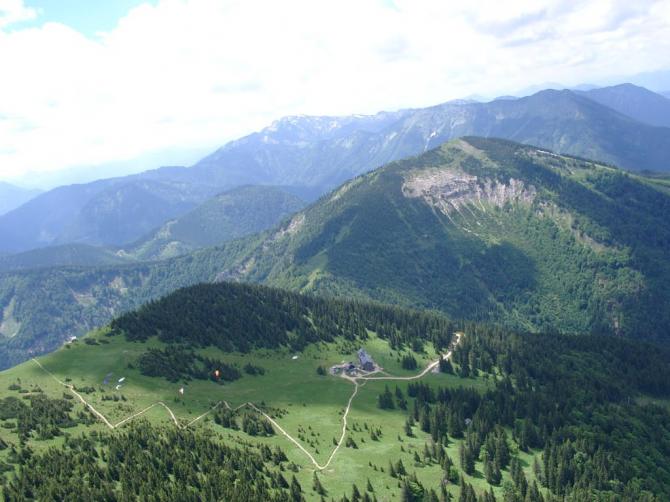 Startplatz Hüttenkogel - Gipfelwiesen. Im Hintergrund der Kleine Ötscher - 26.06.2004
