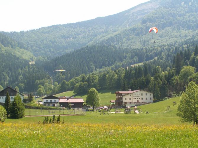 Para- und Hängegleiter im Landeanflug.