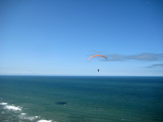 Fliegen in der Welle bei 30 km/h Wind in 260m über dem Meer