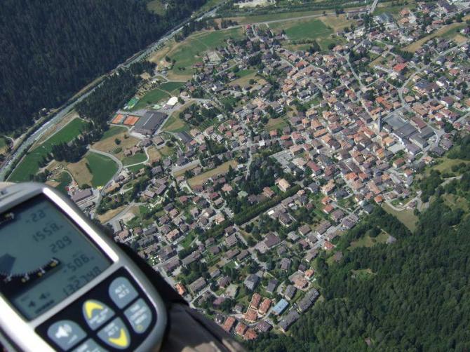 Pinzolo aus 1558 Metern aus meinem Cyber 2 von Icaro! Man konnte fast die Autos hören. Manchmal kann man minutenlang mit einem Nullschieber über der Stadt verhachen! Doch immer auf den Wind am Landeplatz achten. Kann manchmal schnell verstärken. www.Tommis-Web.de