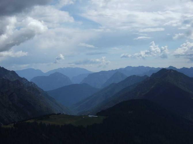 Ein Blick in Startrichtung (Trento)! Man kann im Herbst ab 16.00 Uhr locker bis zur rechten oberen Spitze (Bozenago) fliegen, dort auf 2400 Metern kurbeln und abends mit leichtem Talwind wieder zurück. www.Tommis-Web.de