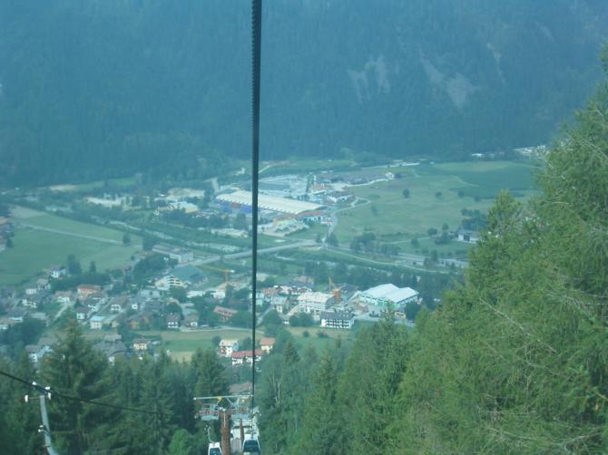 Blick auf den Landeplatz waehrend der Talfahrt (Rechts von den grossen weissen Hallen)